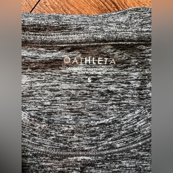 Athleta Uptempo Long Sleeve Top. Like New. Size Small. Gray. - Picture 4 of 7